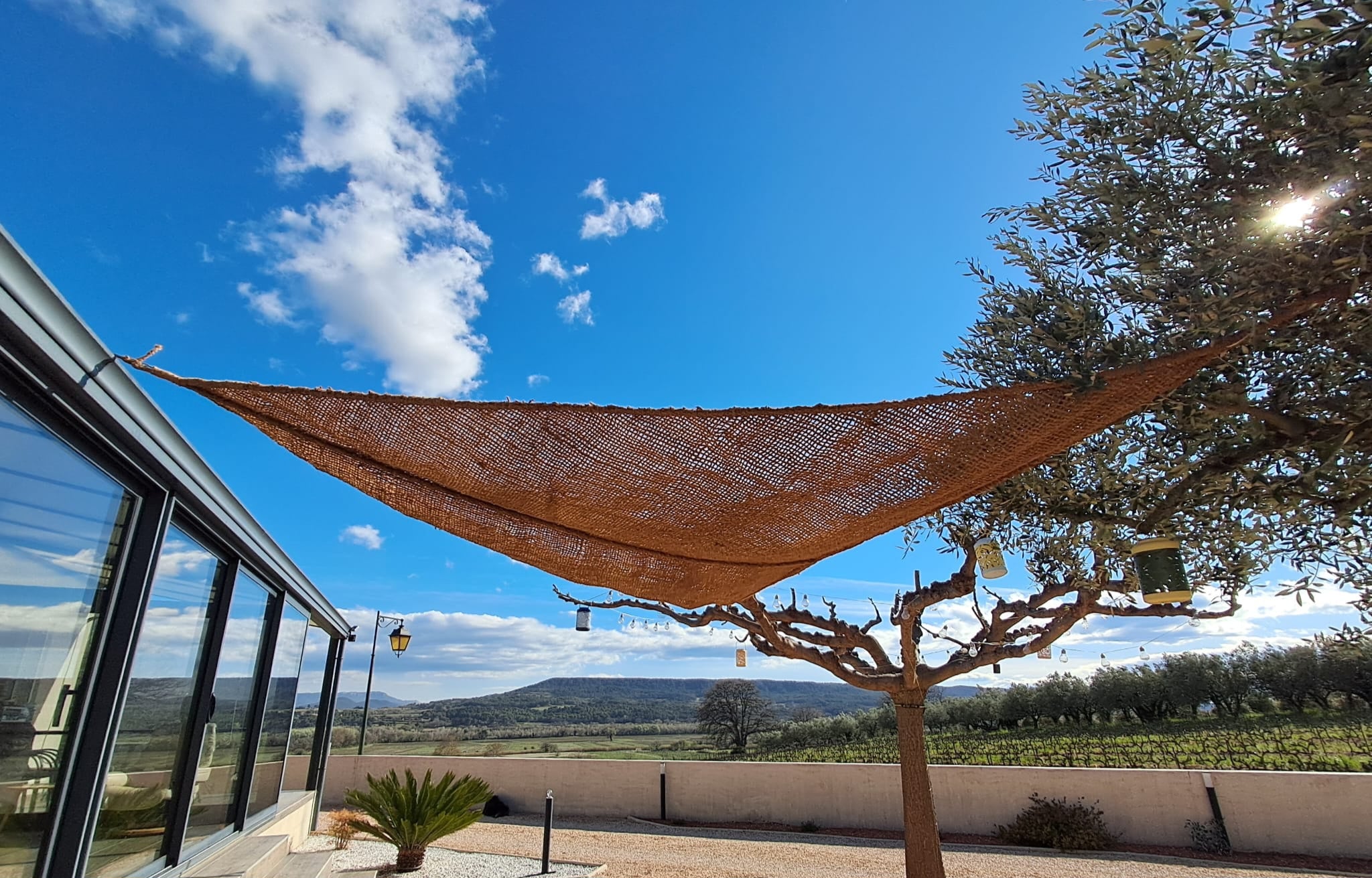 Détail de fixation du voile d'ombrage triangulaire en fibre de coco 3,5x3,5x3,5m - Tiens-toi à l'ombre