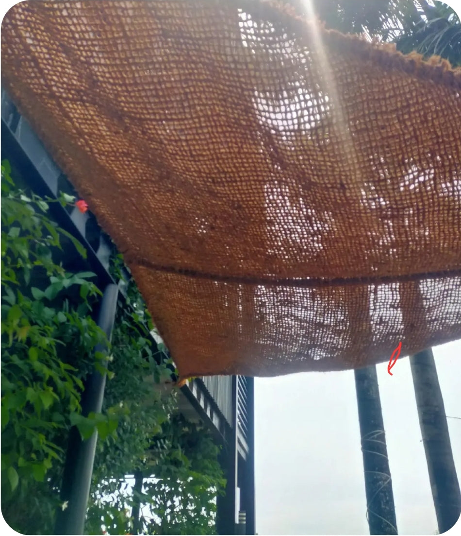 Détail texture naturelle voile d'ombrage triangulaire fibre de coco tressage artisanal
