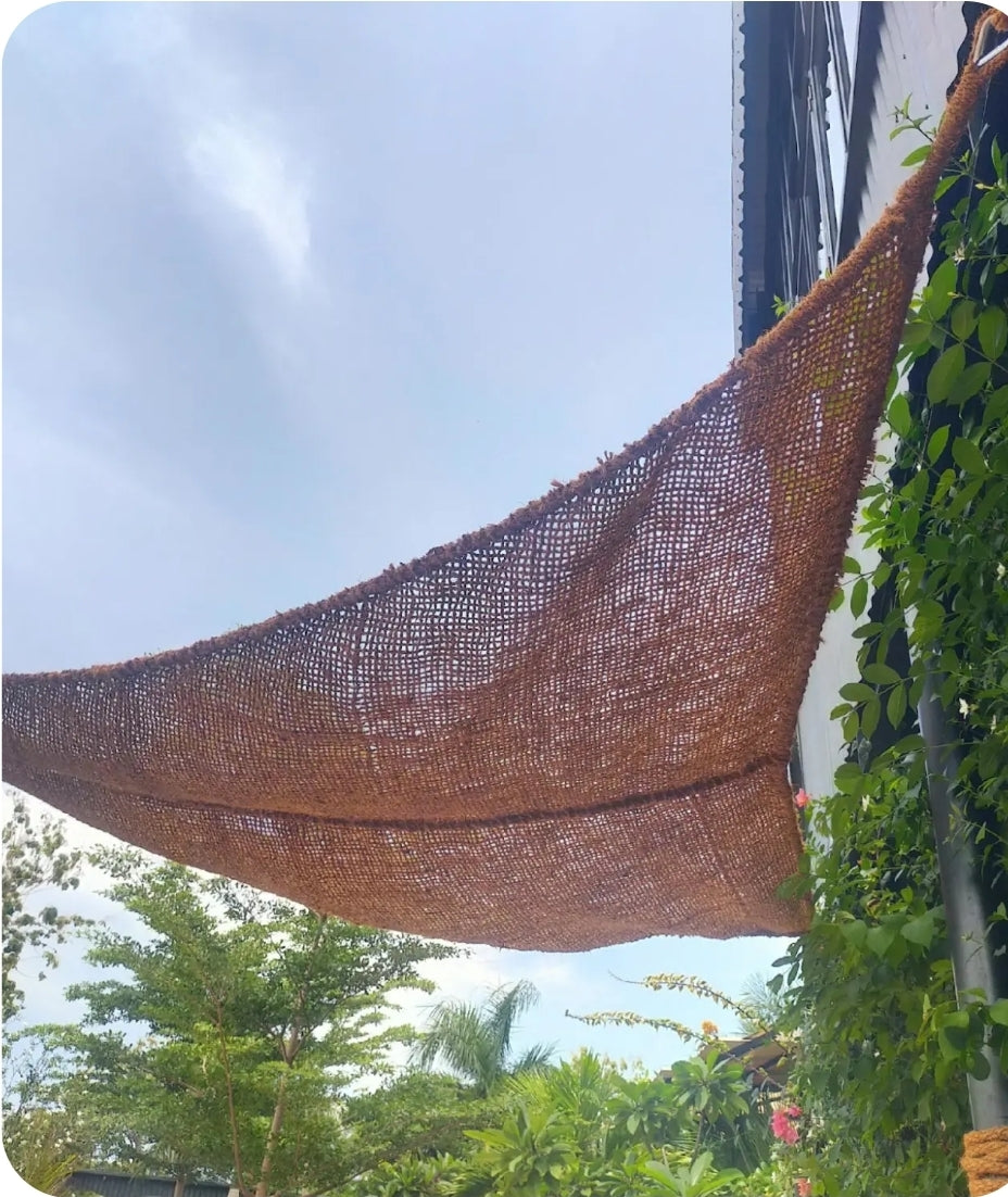 Voile d'ombrage triangulaire 3,5m sur terrasse moderne avec salon lounge
