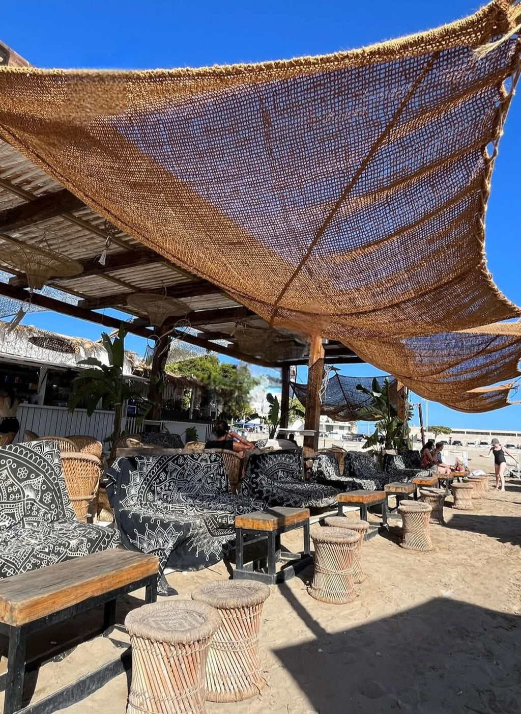 Voile d'ombrage rectangulaire 3x4m en fibre de coco beige installée sur terrasse avec mobilier de jardin