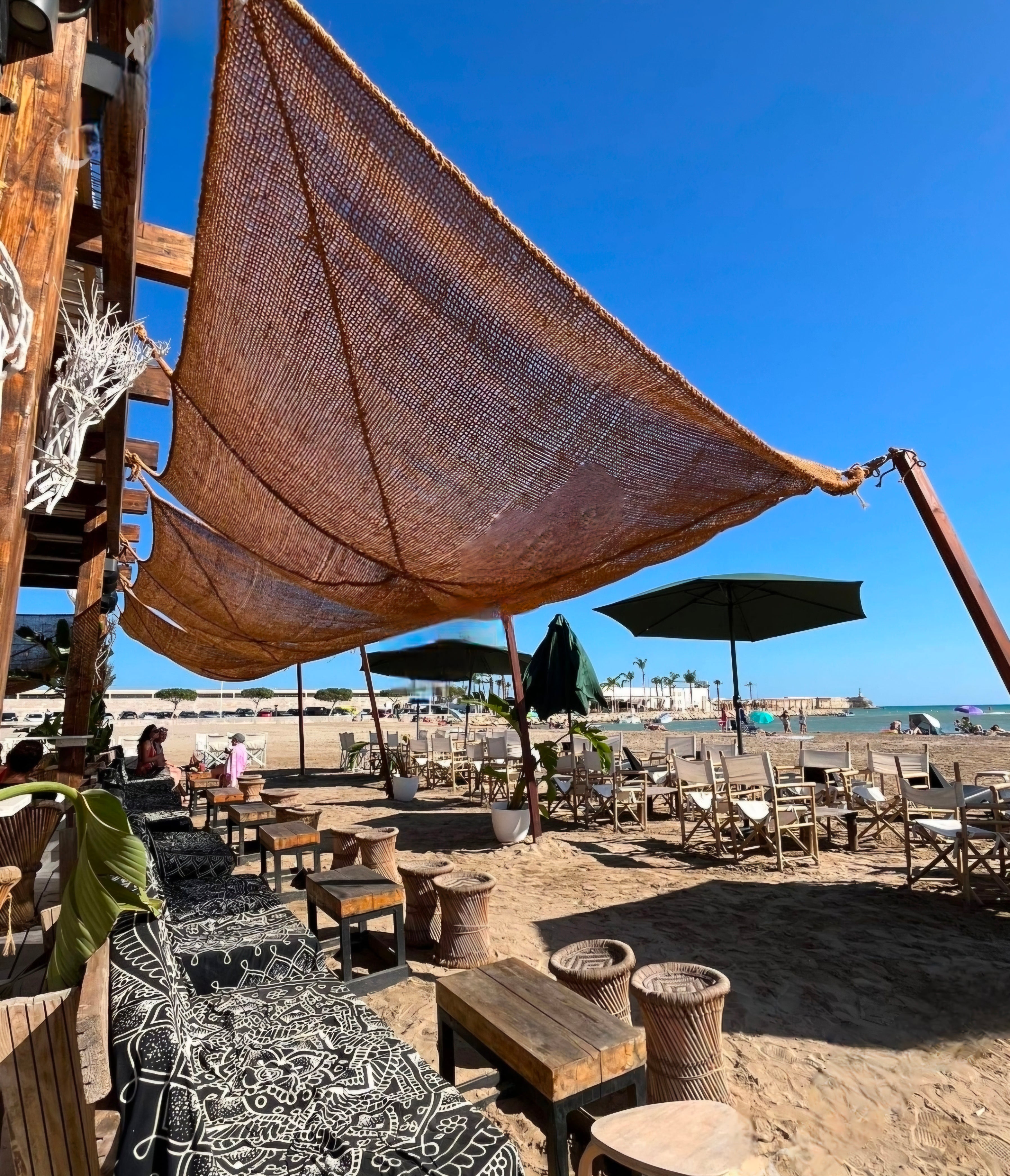 Voile d'ombrage compacte 3x2m fibre de coco installée petite terrasse urbaine
