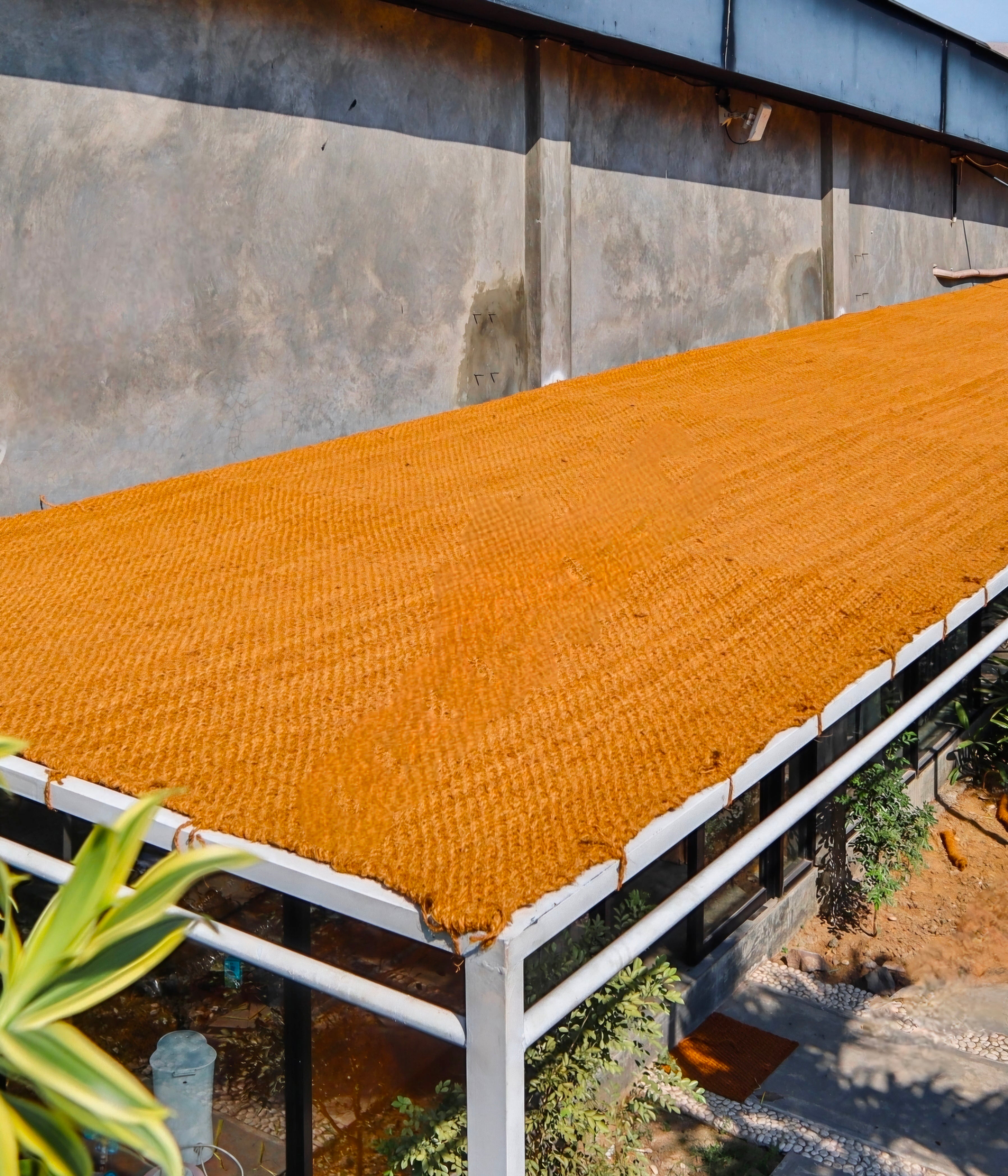 Grande pergola 4x3m avec voile fibre de coco beige espace repas extérieur
