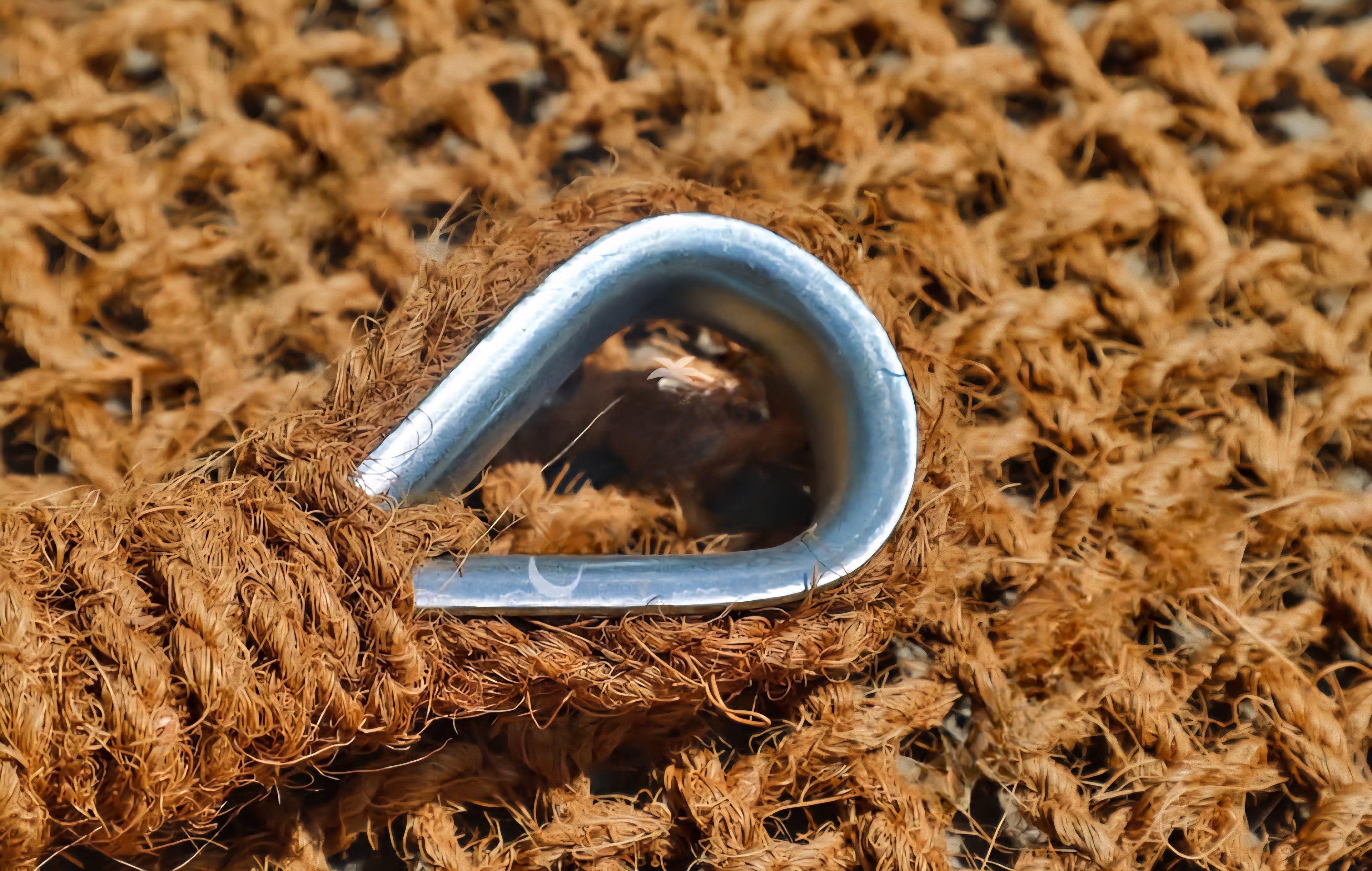 Détail œillets galvanisés voile d'ombrage 3x4m fibre de coco anti-corrosion

