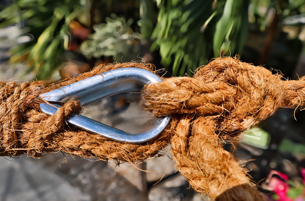 Voile d'ombrage triangulaire 3,5m espace repas familial avec table et chaises jardin