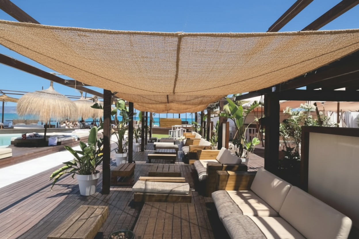 Voile carrée 3x3m patio symétrique avec mobilier moderne